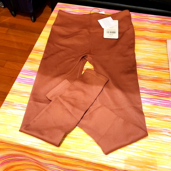 NWT CUTE FABLETICS LACE UP LEGGING - Picture 5 of 8